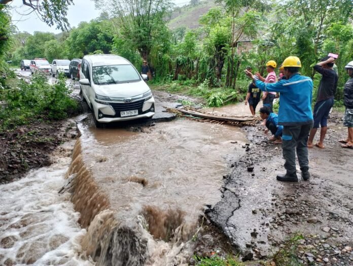 Sepuluh Desa di Bima Terendam, Ruas Jalan di Kilo Putus Diterjang Banjir