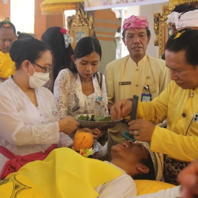 IAHN Gde Pudja Mataram Gelar Upacara “Menik Kelih Lan Mepandes” Bersama