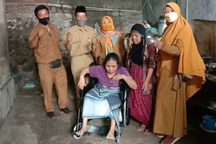 NTB Care Bagikan 50 Kursi Roda di Sumbawa dalam Rangka Hari Disabilitas
