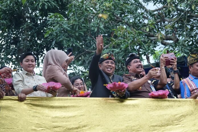 Perang Topat Warisan Leluhur Simbol Toleransi dari Lobar untuk Dunia, Disaksikan Ribuan Wisatawan Lokal dan Asing