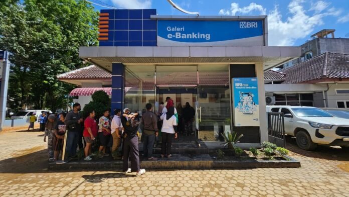 Aktifkan Protokol Manajemen Kelangsungan Usaha, Akses Layanan BRI Tetap Terjaga di Daerah Terisolir Bencana Banjir Bandang melalui Satelit