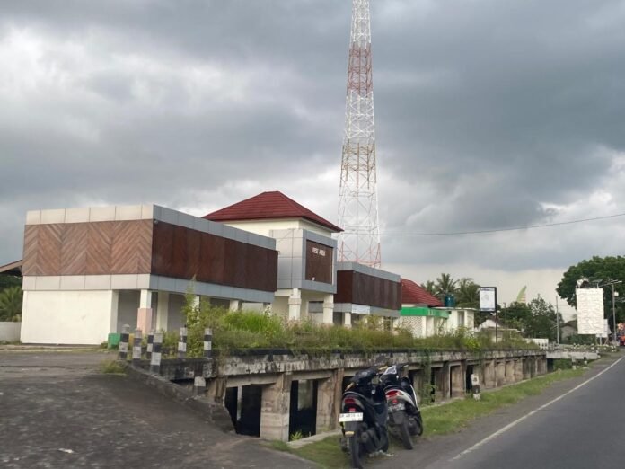 Pertokoan Mangkrak di Atas Bendungan Jenggik Diserahkan ke Desa