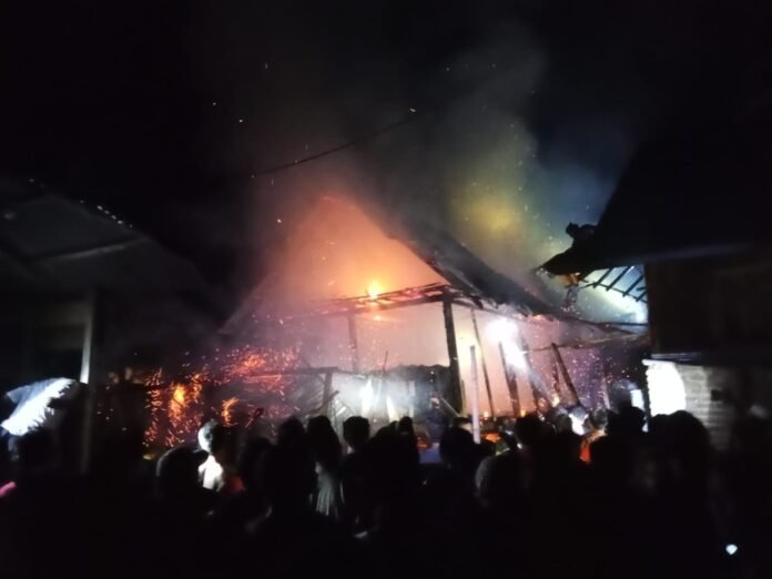 Lagi-Lagi Akibat Korsleting Listrik, Satu Rumah di Desa Diha Hangus Dilalap Jago Merah