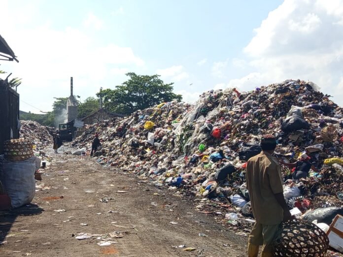 Buang Sampah di TPAR Kebon Kongok Dibatasi, Kota Mataram Terancam Darurat Sampah