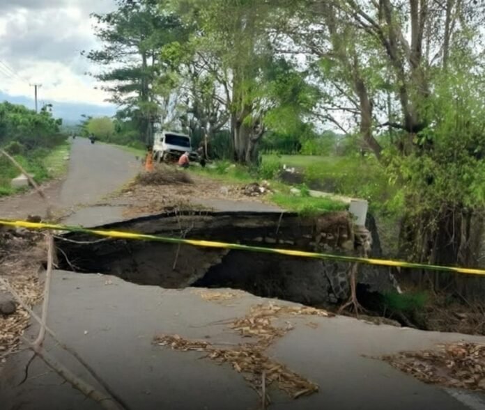 Jalan Provinsi Sanggar–Tambora di Oi Saro Amblas