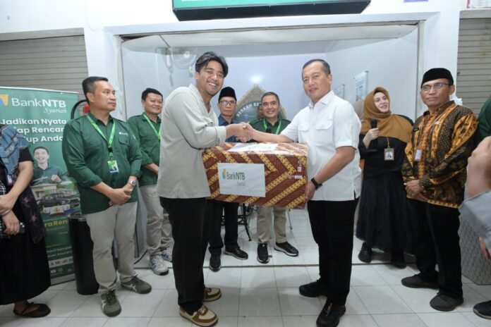 Gubernur Iqbal Serahkan Apresiasi untuk Merchant QRIS Bank NTB Syariah