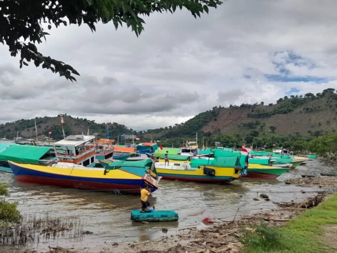 Di Antara Hujan dan Badai, Nelayan Langgudu Menunggu Rezeki di Pantai Lawata