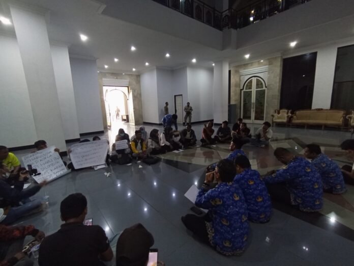 Datangi Kantor BKD dan PSDM, Calon PPPK Paruh Waktu Lobar Pertanyakan Berkas Administrasi TMS