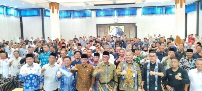 Pilih Lobar dalam Kunker Pertama di NTB, Mendes Yandri Ajak Kades Sukseskan Program MBG dan KDMP