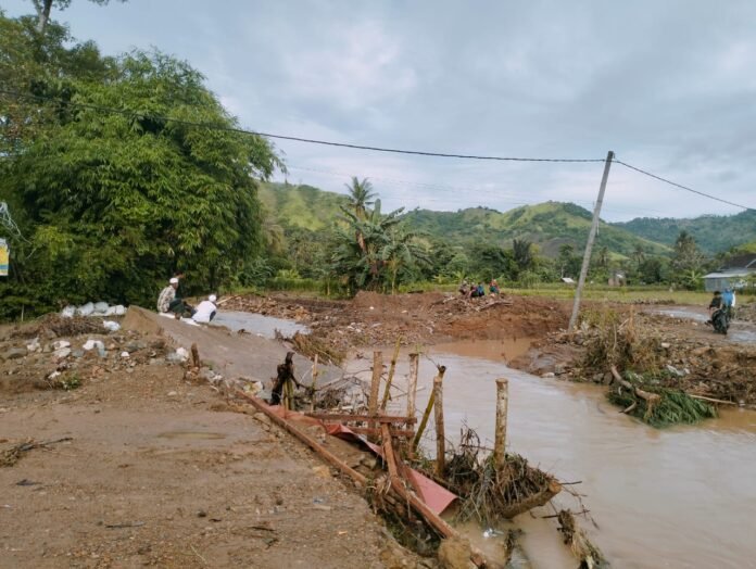 Empat Desa di Sekotong Diterjang Banjir, Jembatan Putus, Ratusan Warga Terisolasi