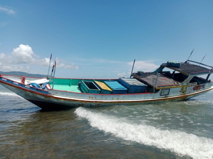 Mesin Mati, Kapal Nelayan Asal Jember Karam di Perairan Labangka