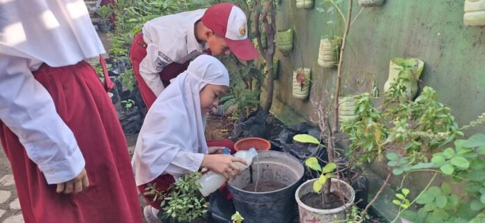 Murid SDN 19 Cakranegara Ubah Sampah Plastik Jadi Kerajinan