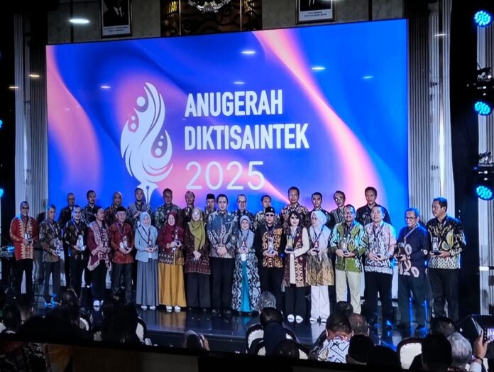 Ummat Raih “Bronze Winner” pada Anugerah Dikti Saintek 2025, Bukti Komitmen Peningkatan Kinerja Institusi