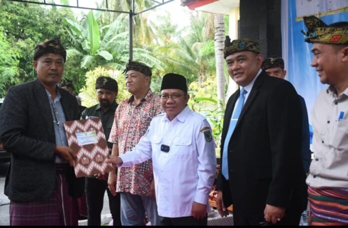 Akui Peran MHA dan Kadus, Bupati Serahkan SK MHA dan 17 Kendaraan Operasional