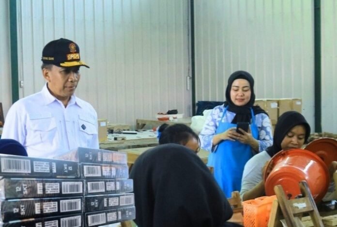 Kasat Pol PP NTB Tinjau Produksi Rokok Legal APHT Paok Motong, Tegaskan Perang terhadap Rokok Ilegal