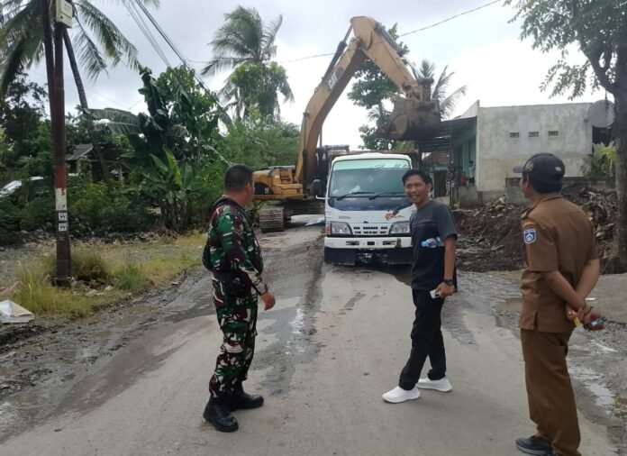 Viral Kades Bonder Mandi Lumpur di Jalan Penujak-Selong Belanak, Pemkab Loteng Turun Tangan