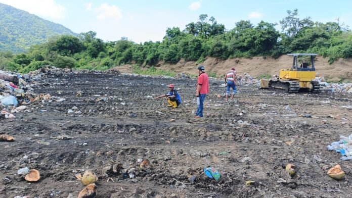 DLH KSB Bersihkan Tumpukan Sampah di TPS Sampar Jajong