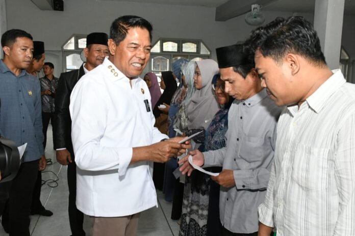 Pemda Lotim Berikan Insentif Guru di Bawah Kemenang yang Berpenghasilan Rendah