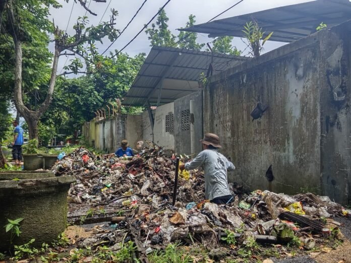 Hujan Deras, Sampah Penuhi Drainase di Jalan Veteran