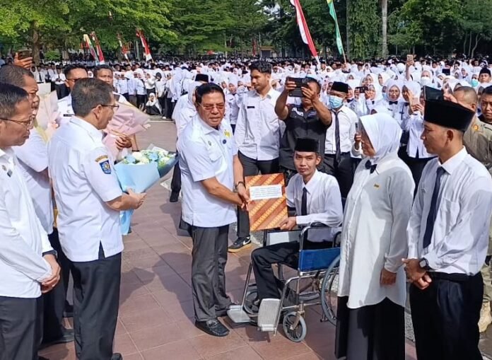 Serahkan SK PPPK Paruh Waktu, Bupati Iron: Jangan Separuh-separuh Layani Masyarakat