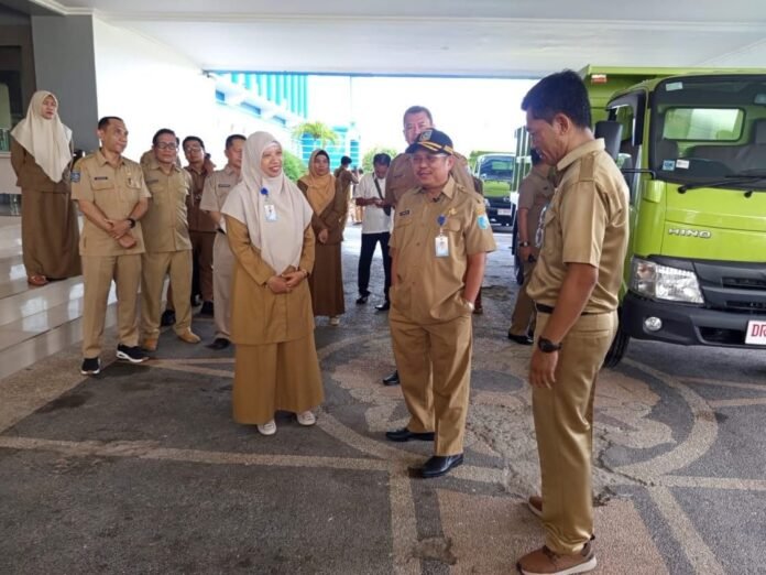Perkuat Layanan pada Masyarakat, Pemkab Lobar Tambah Delapan Truk Sampah Baru
