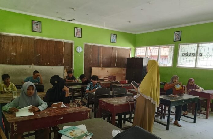 Perjuangan Guru SMPN 2 Gerung, Tempuh Perjalanan Jauh demi Siswa Tak Putus Sekolah