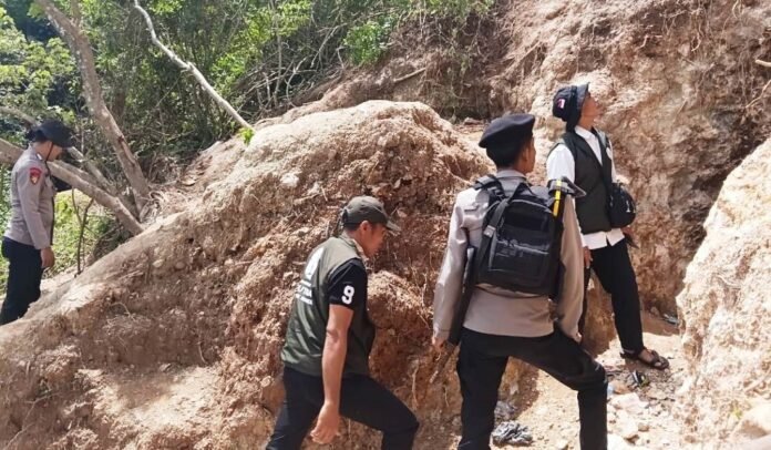 Cegah Penambang Masuk Kembali, Warga dan Tim Gabungan Tutup Tambang Ilegal Gunung Dundang