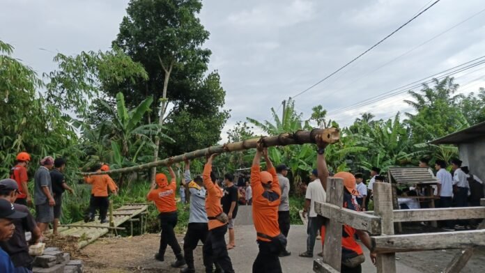 Akses Dua Kecamatan Terputus, BPBD Lotim dan Warga Bangun Jembatan Darurat