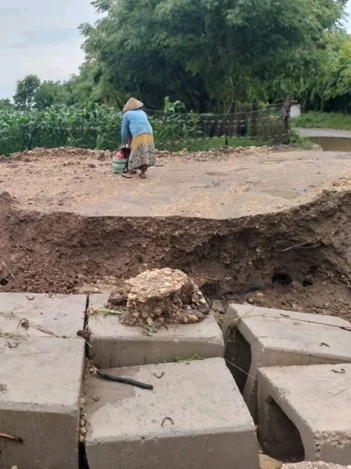 Dihantam Banjir, Jalan Utama Menuju Batu Bangka Rusak Parah