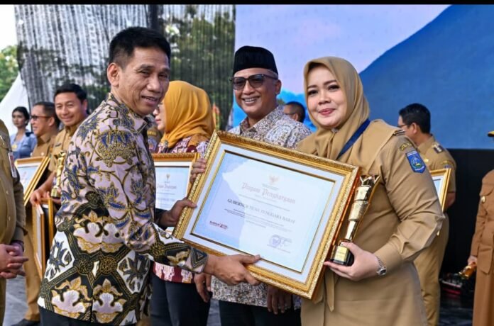 Pembinaan Desa Dinilai Berhasil, Pemprov NTB Terima Upakarya Wanua Nugraha