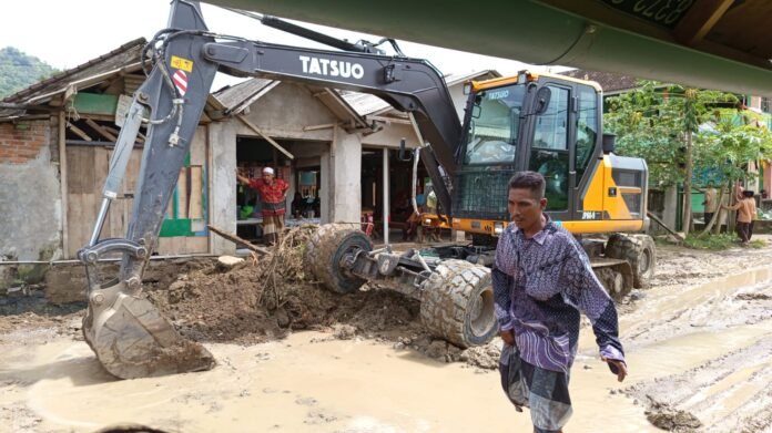 Tim PU Turun Inventarisasi Kerusakan, Alat Berat Mulai Beroperasi Pulihkan Dampak Bencana Banjir Sekotong