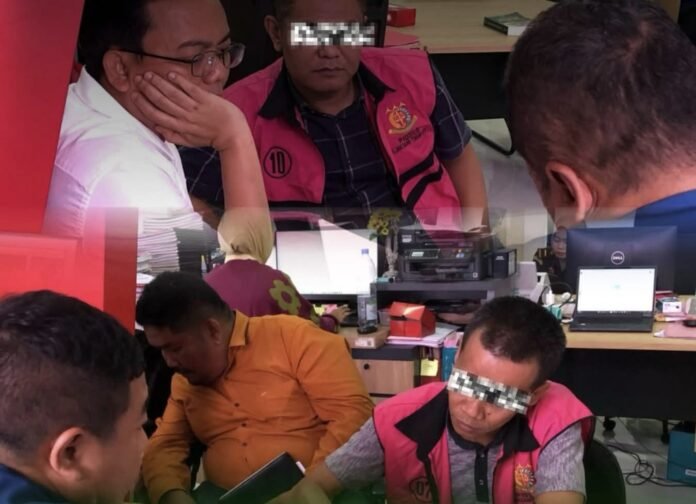 Penyidik Serahkan Tersangka dan Barang Bukti Kasus Dugaan Dana “Siluman” ke Penuntut Umum