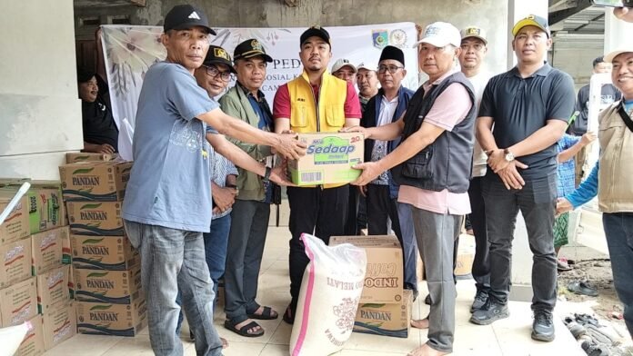 Semangat Kolaborasi Tangani Bencana, DPRD Lobar Salurkan Bantuan kepada Korban Banjir Sekotong