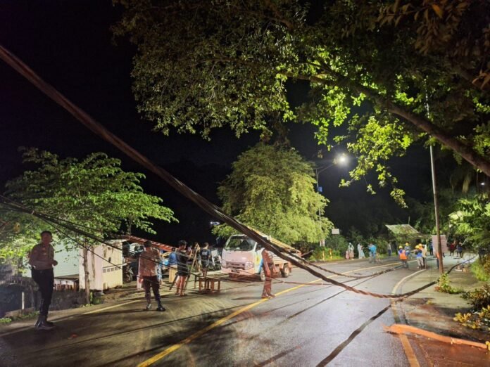 Empat Tiang Listrik yang Roboh karena Cuaca Ekstrem di Lombok Tengah Berhasil Dipulihkan