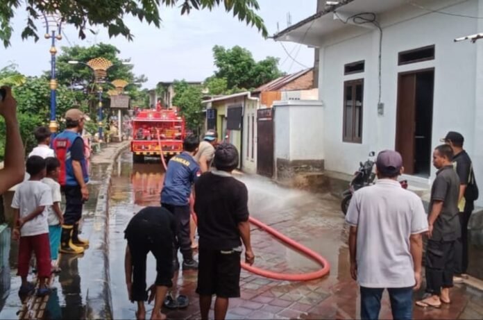 Luapan Sungai Jangkuk Sisakan Tumpukan Lumpur, Damkarmat Turun Tangan