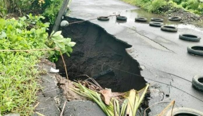 Ruas Jalan di Sekitar Jembatan Sekarteja Amblas Digerus Air