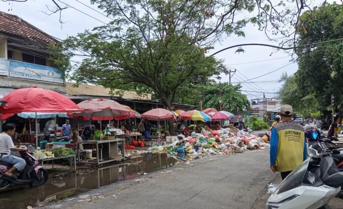 Sampah Menumpuk Empat Hari, Aktivitas Pedagang di Pasar Karang Jasi Terganggu