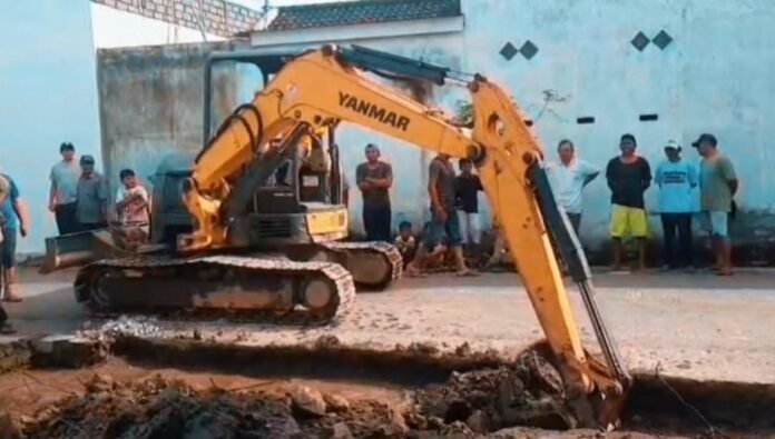 Puluhan Pelat Beton Pemicu Banjir di Lobar Dibongkar