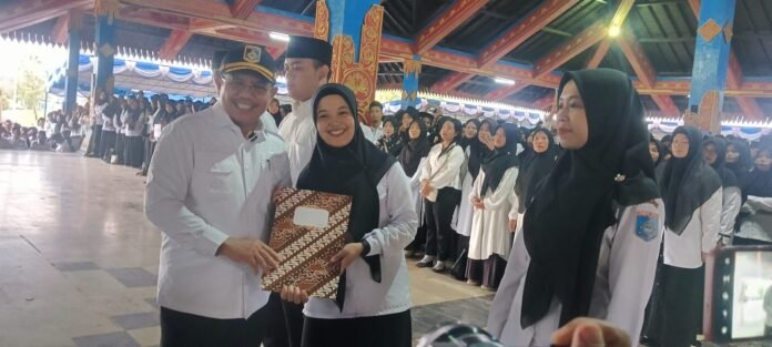 Bupati Lobar Serahkan SK Pengangkatan 2.997 PPPK Paruh Waktu, Perjanjian Kerja Dievaluasi Tiap Tahun