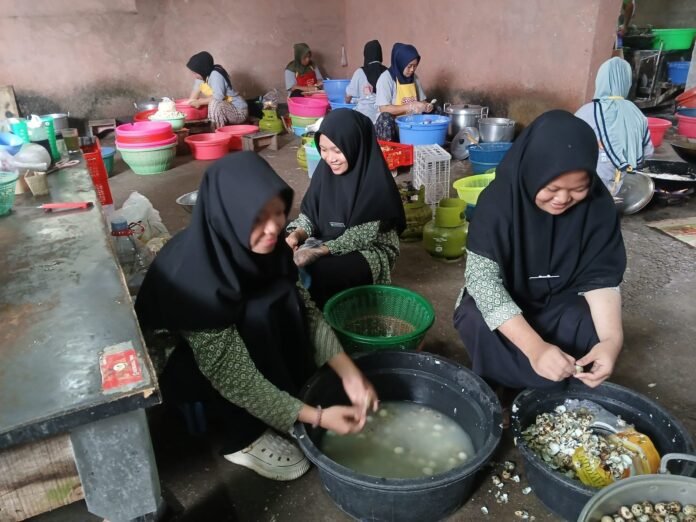 Perkenalkan Dunia Kerja, Santri Ponpes Al-Muslimun NW Tegal Magang di Tempat Usaha dan Media
