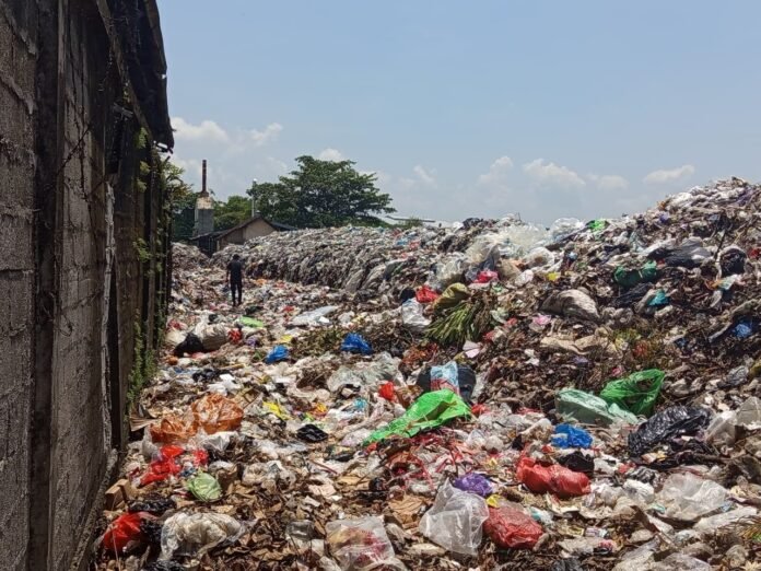 TPS Penuh, Kota yang Kian Sesak Dikepung Sampah