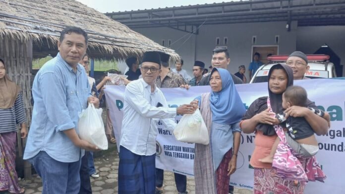 PWI NTB dan MIM Foundation Salurkan Ratusan Paket Sembako untuk Korban Banjir Desa Kabul