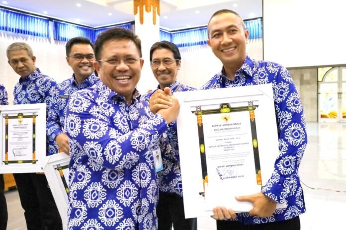 Kasatpol PP Lobar Raih Kinerja Terbaik I, Bupati LAZ Beri Penghargaan kepada OPD dan Kepala OPD