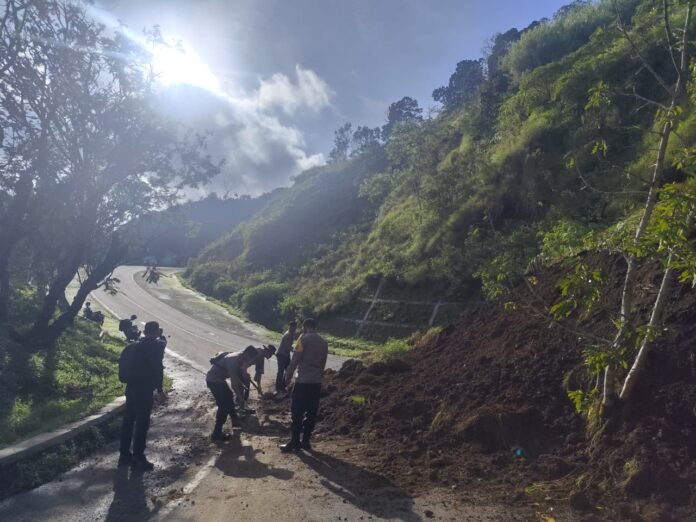 Jalur Pusuk Sembalun Kembali Dilanda Longsor