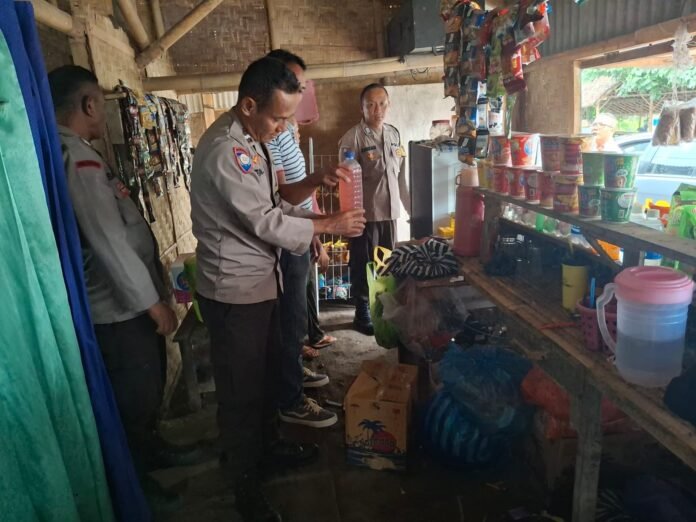 Razia di Pantai Labuhan Haji, Polres Lotim Amankan Puluhan Botol Miras