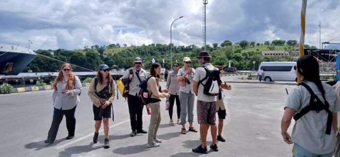 Penumpang Kapal Pesiar Kunjungi Desa Wisata di Sumbawa