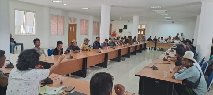 Pengecer Diduga Naikkan Harga Pupuk, Petani Dua Desa Mengadu ke DPRD Loteng