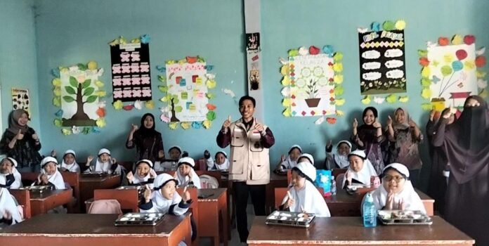 Hari Pertama Penyaluran MBG 2026, SPPG Dasan Tapen Sajikan Menu Kuliner Lokal Ayam Taliwang