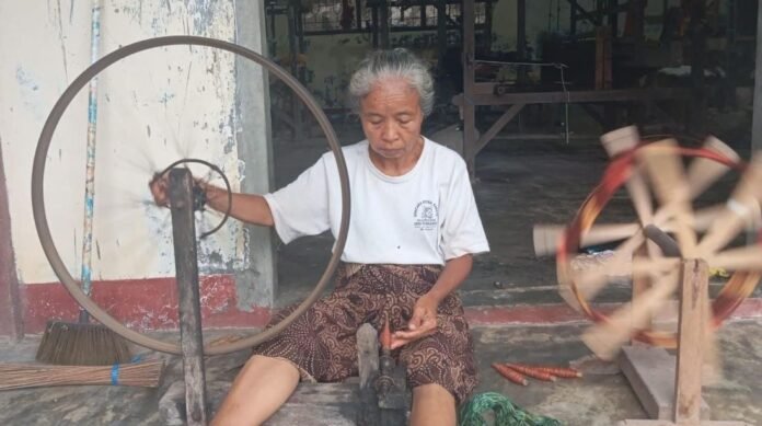 Kerajinan Tenun Gumise Gerung Kian Redup