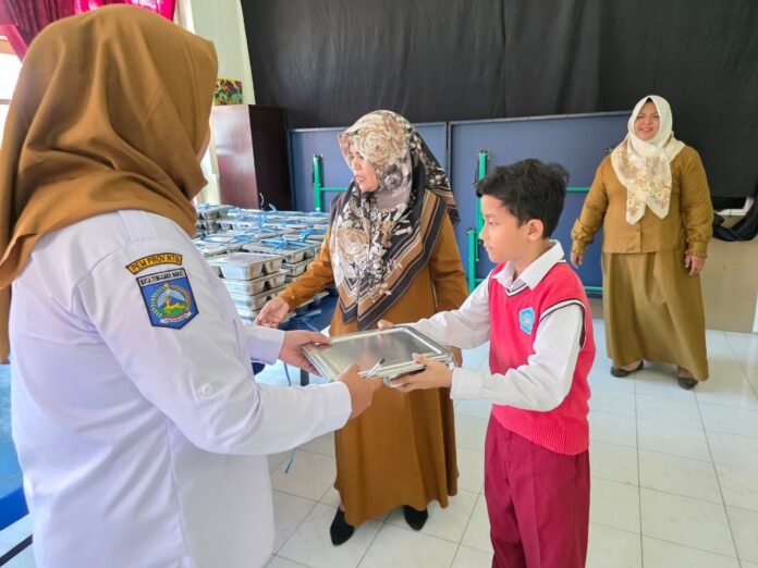 6.016 Paket MBG Sasar Guru dan Tendik di Mataram